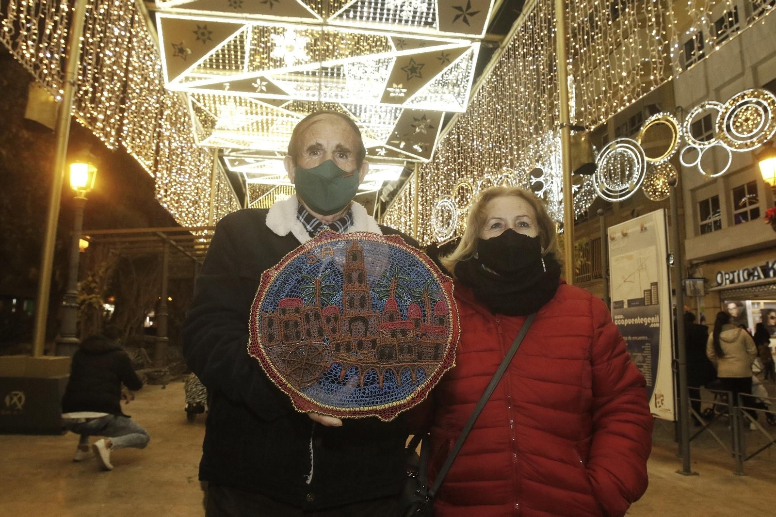 El encendido del espectacular alumbrado navideño de Puente Genil, en fotografías