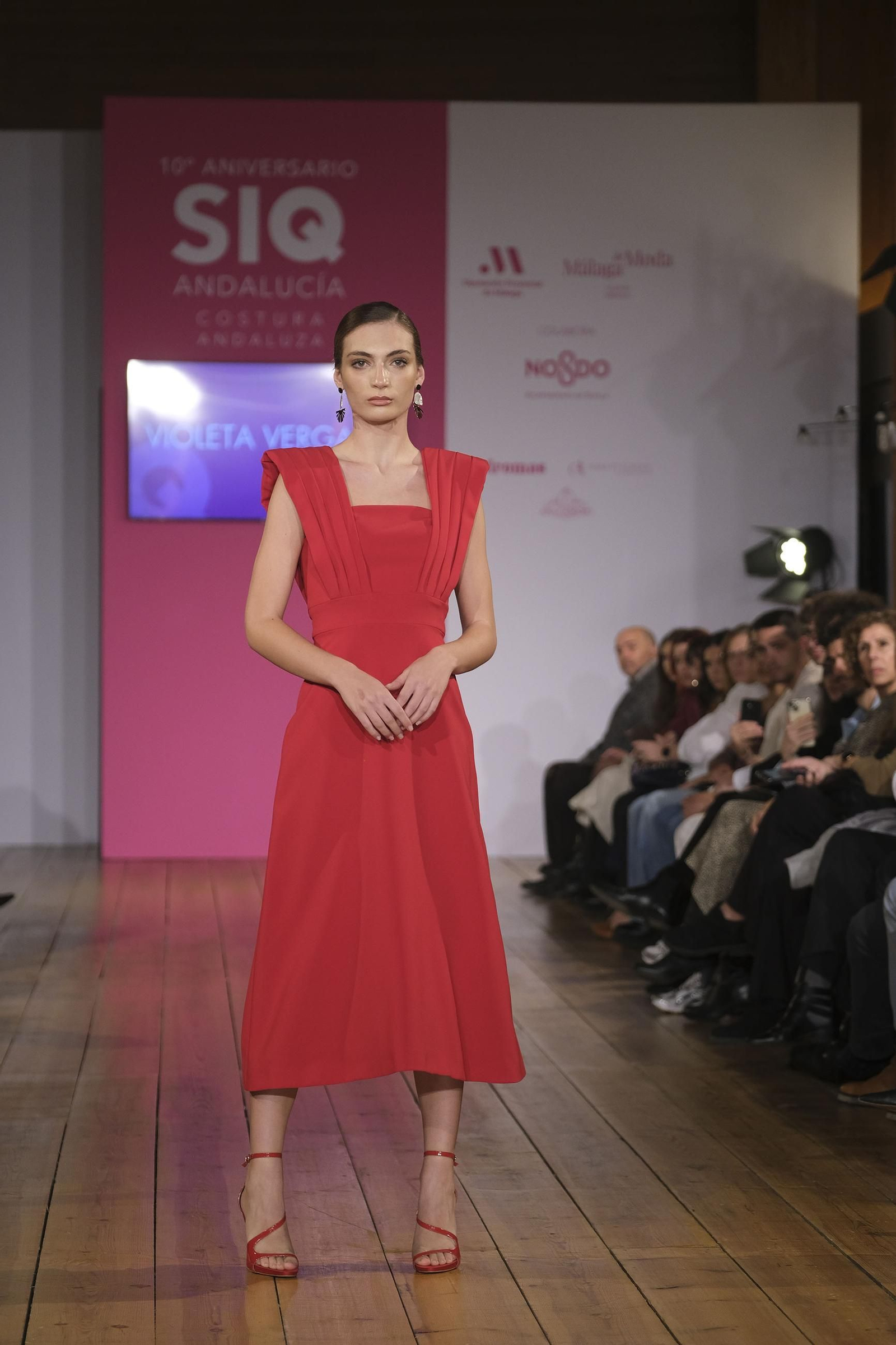 Sobriedad y minimalismo en las invitadas de Violeta Vergara