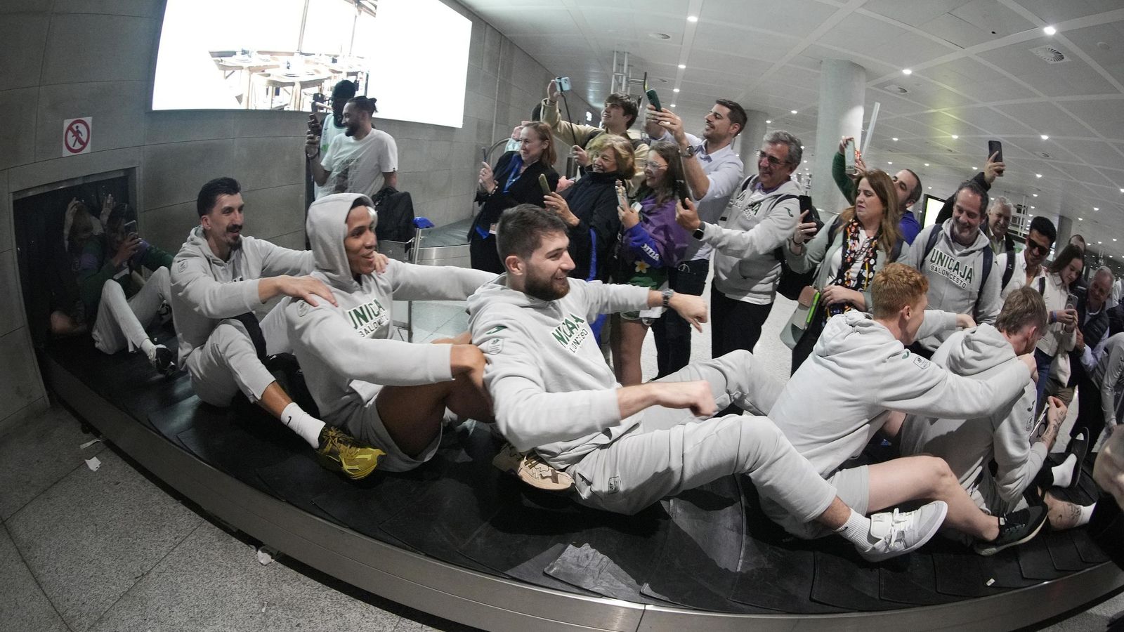 Alegría y éxtasis en la llegada del Unicaja al aeropuerto