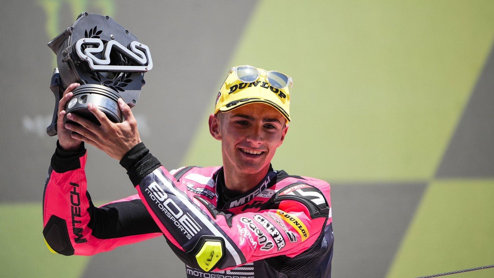 Con el trofeo de segundo clasificado en su primer podio en Moto3 que logró en Montmeló.