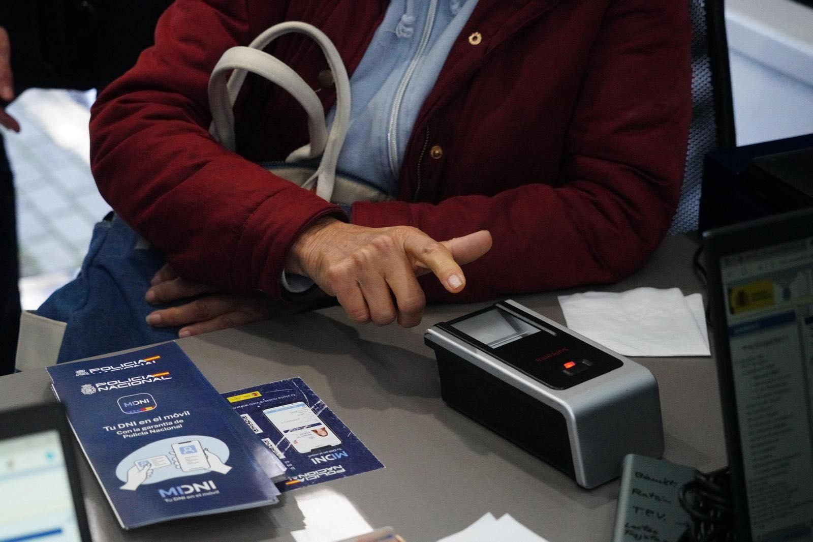 Una personas renueva su DNI en una unidad móvil.