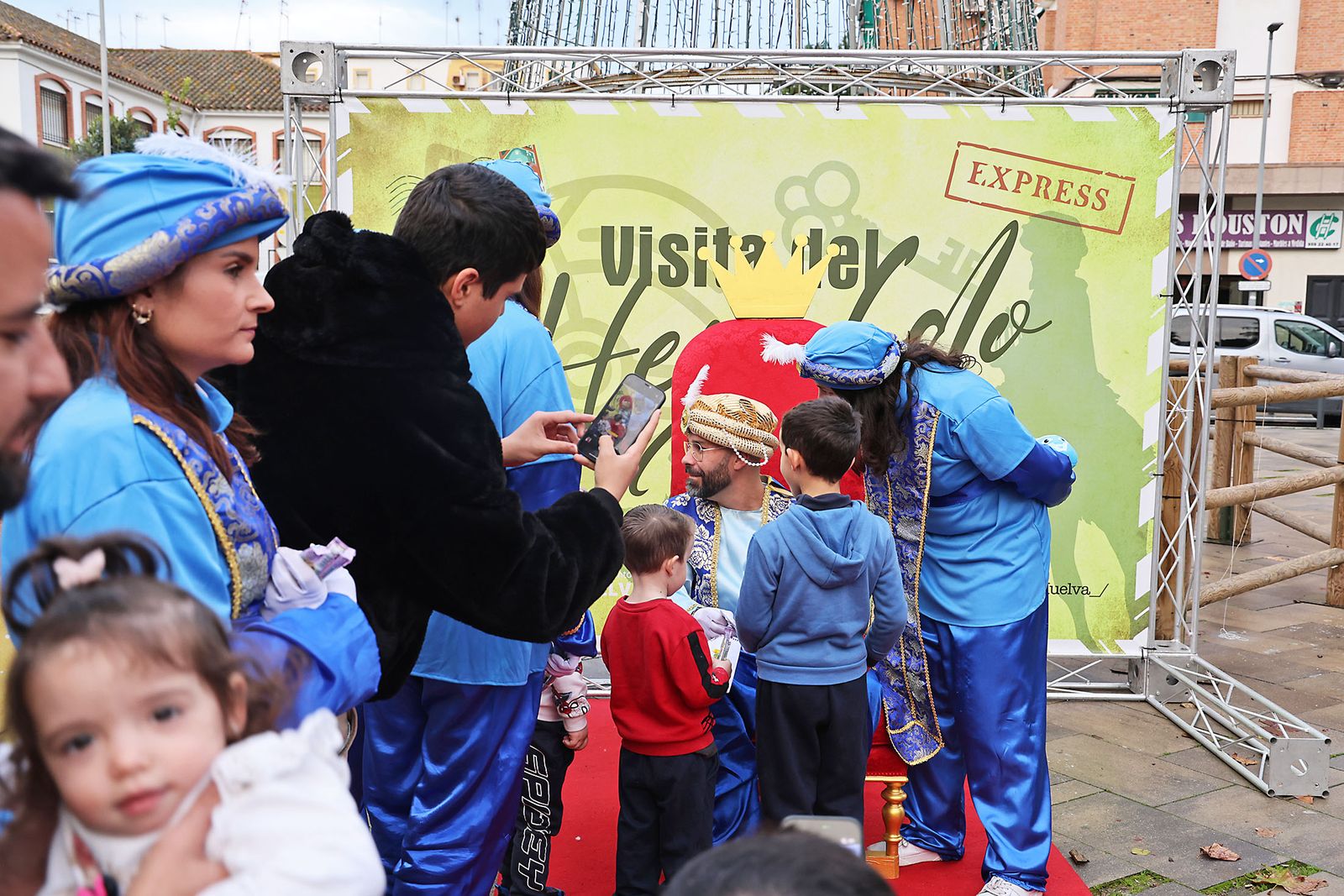 Los Pajes Reales recogen las cartas de los más pequeños en la Plaza Houston