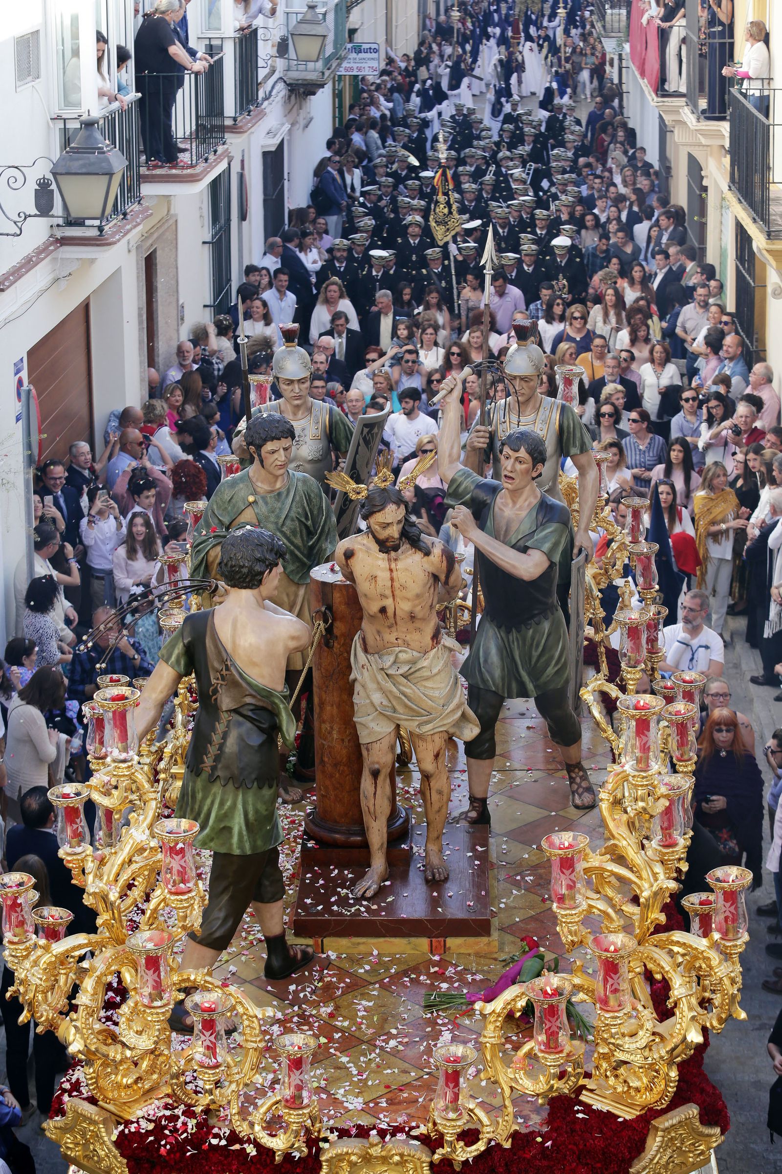 Una estampa impresionante que se repite cada Miércoles Santo en la calle Naranjas. El paso de misterio de la Sagrada Flagelación rodeado de un gran número de devotos.