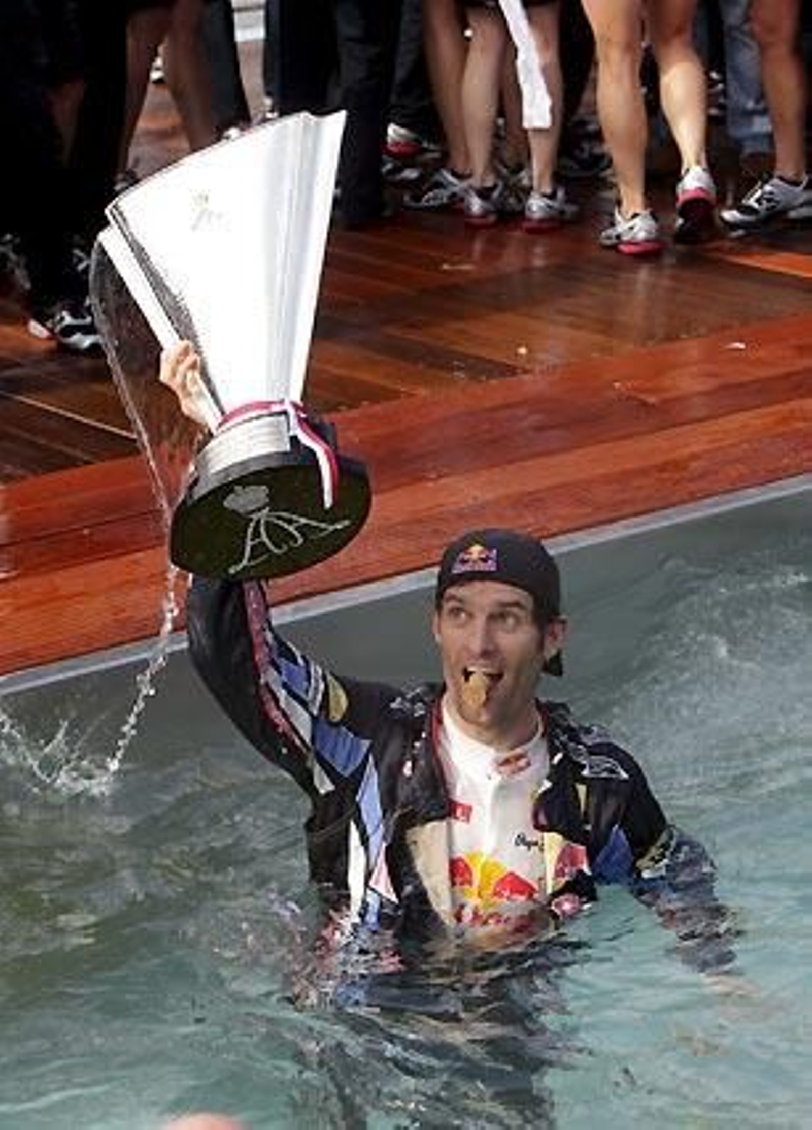 El australiano Mark Webber (Red Bull) celebra su victoria en el Gran Premio de Mónaco en una piscina.

Foto: EFE