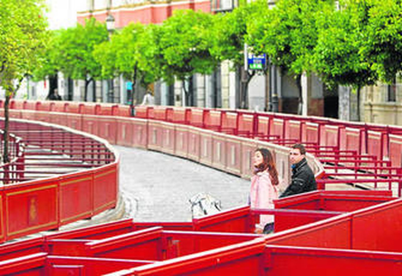 Una pareja pasa entre los palcos instalados el año pasado en la calle Larga.