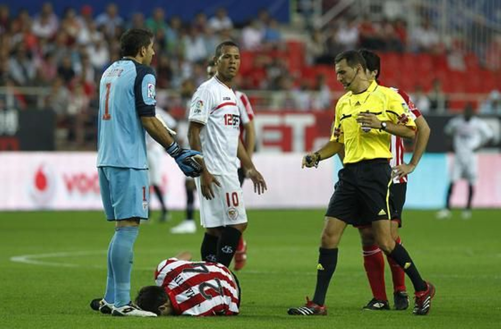 El Sevilla vence 4-3 al Athletic de Bilbao en el Sánchez Pizjuán con dos goles de Luis Fabiano y dos de Kanoute de penalti. / Antonio Pizarro