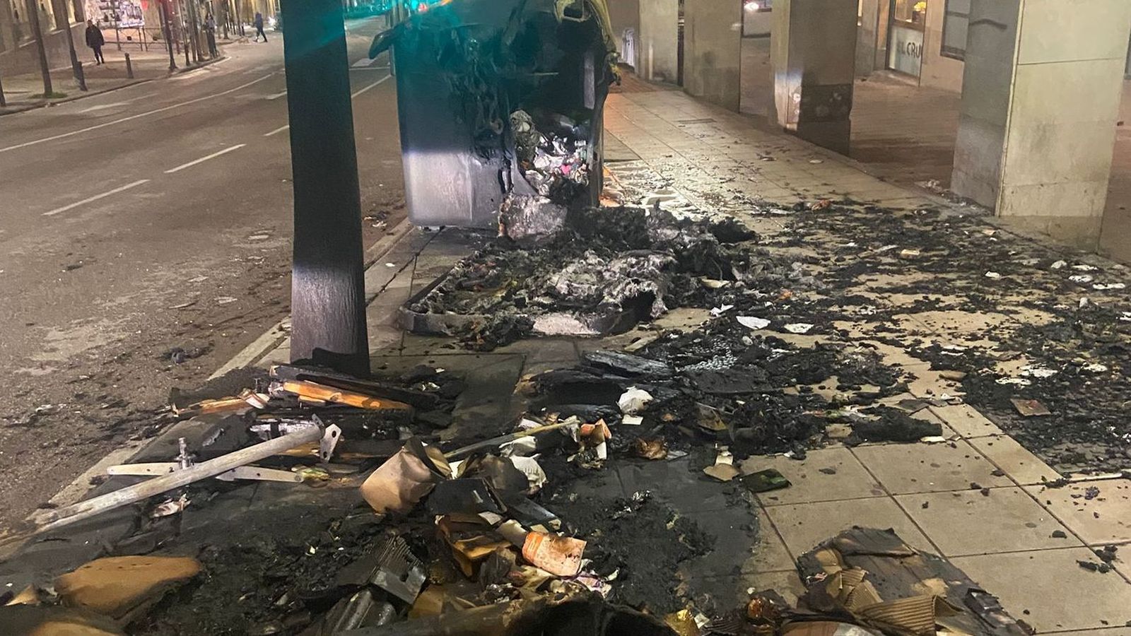 Incendio de tres contenedores en Jaén, en la avenida Granada.