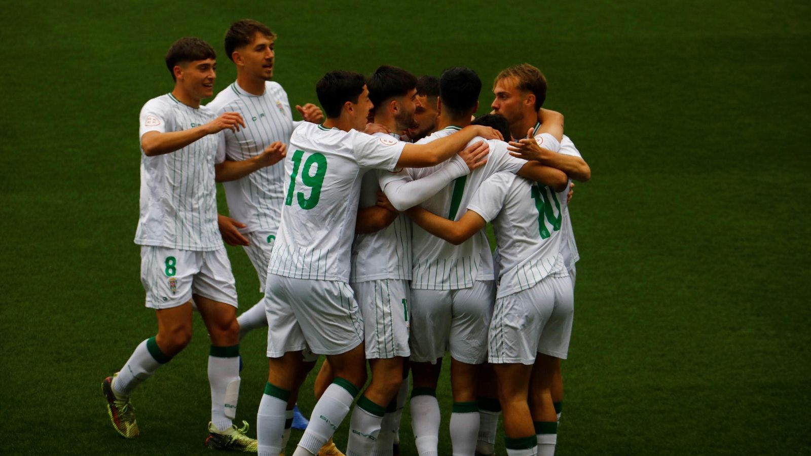 Los jugadores del Córdoba B celebran un gol.