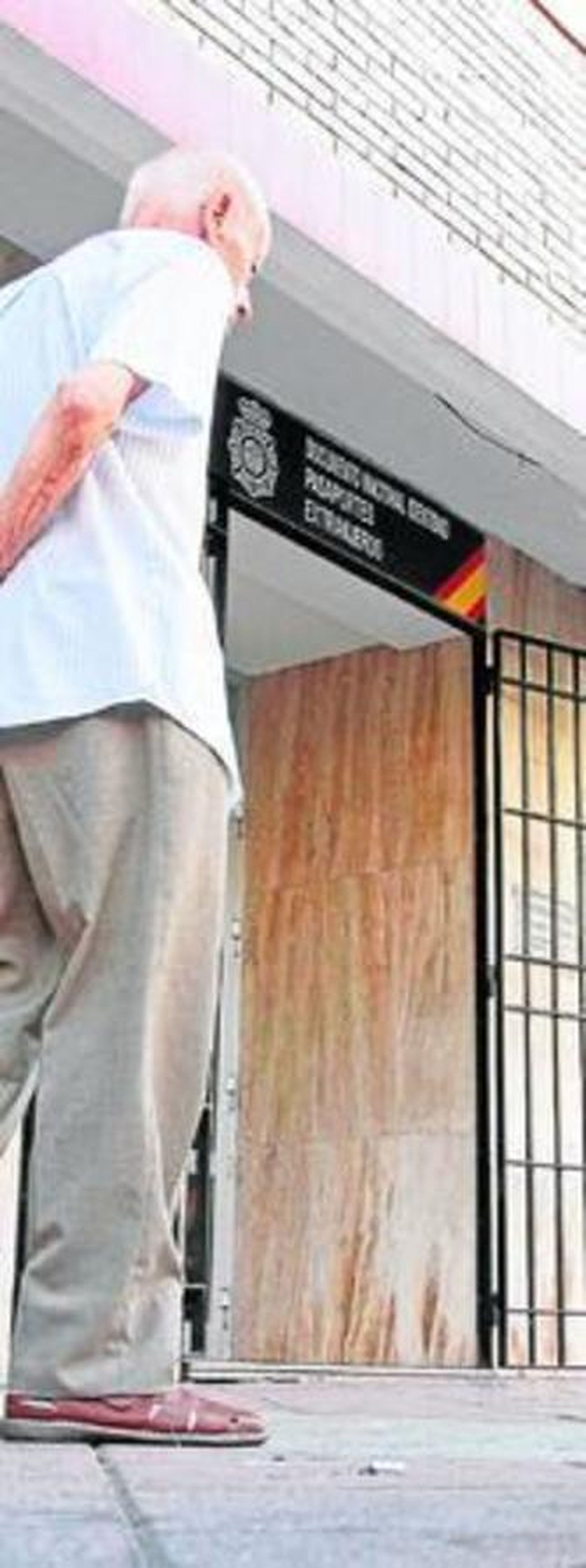 ¡Un hombre pasa por delante de la oficina algecireña del DNI.