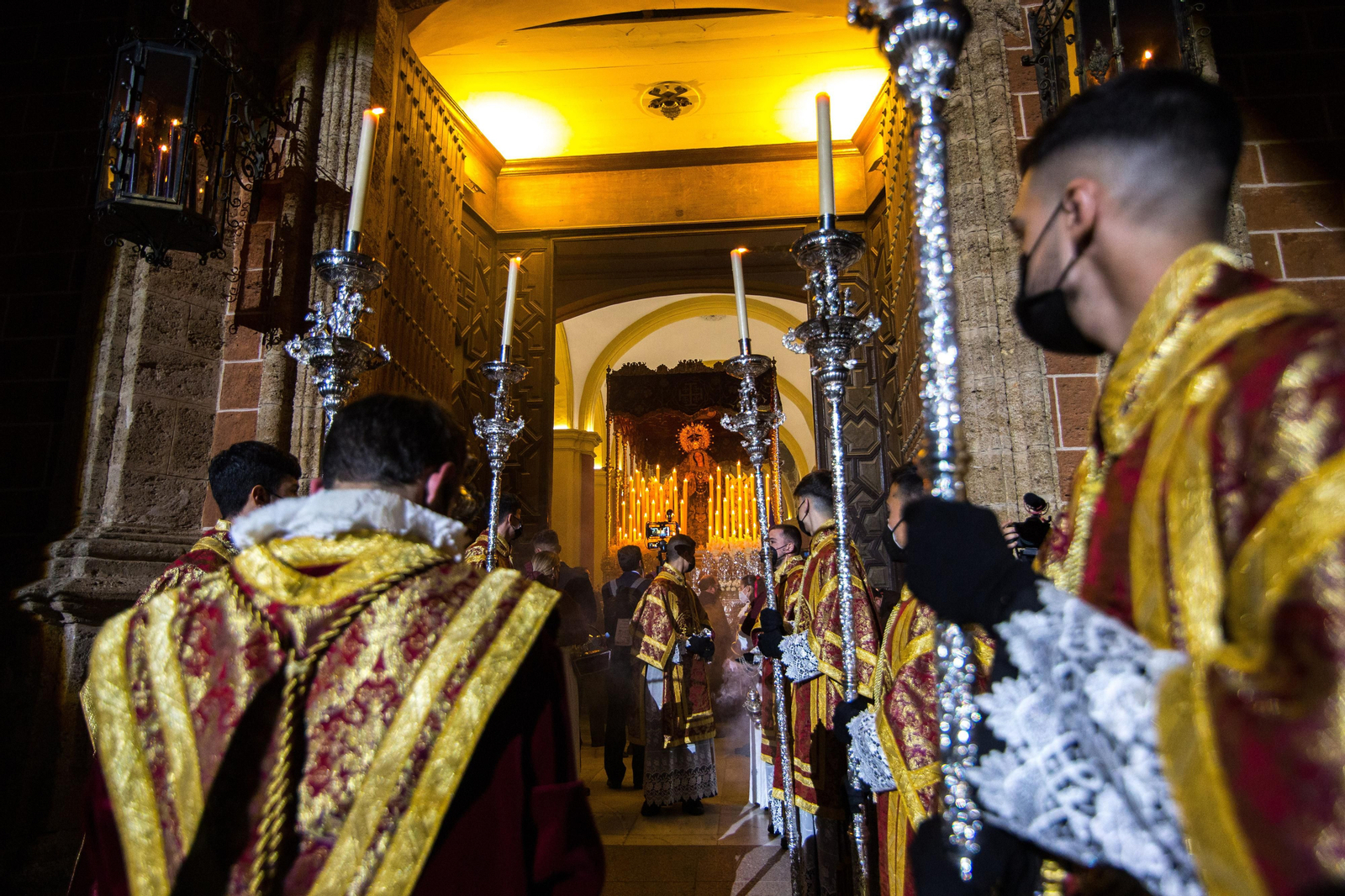 Madrugada de Viernes Santo en San Fernando: Las imágenes del Nazareno