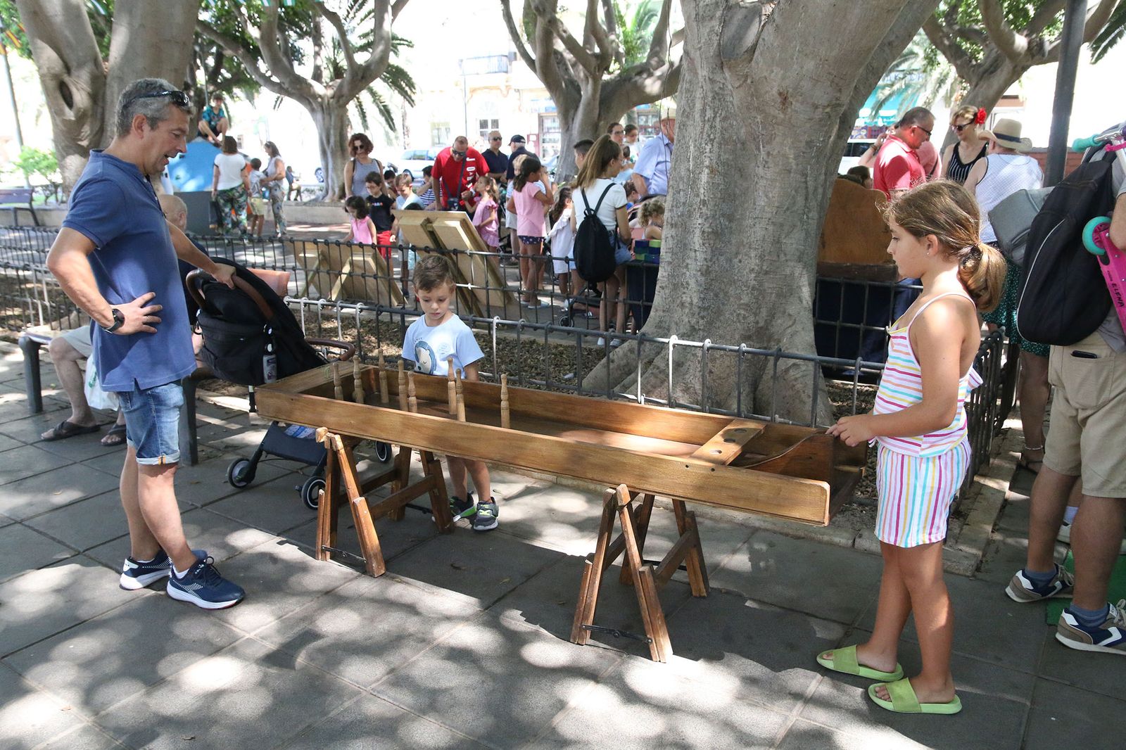 Los pequeños disfrutan descubriendo los juegos tradicionales en esta mañana de feria