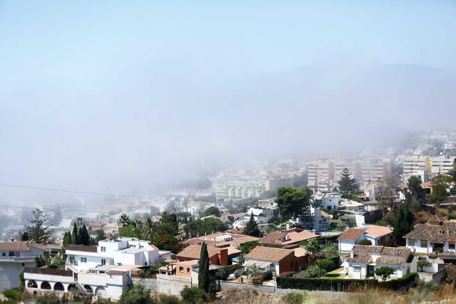 Fotos del taró que sume a Málaga bajo una densa niebla este lunes