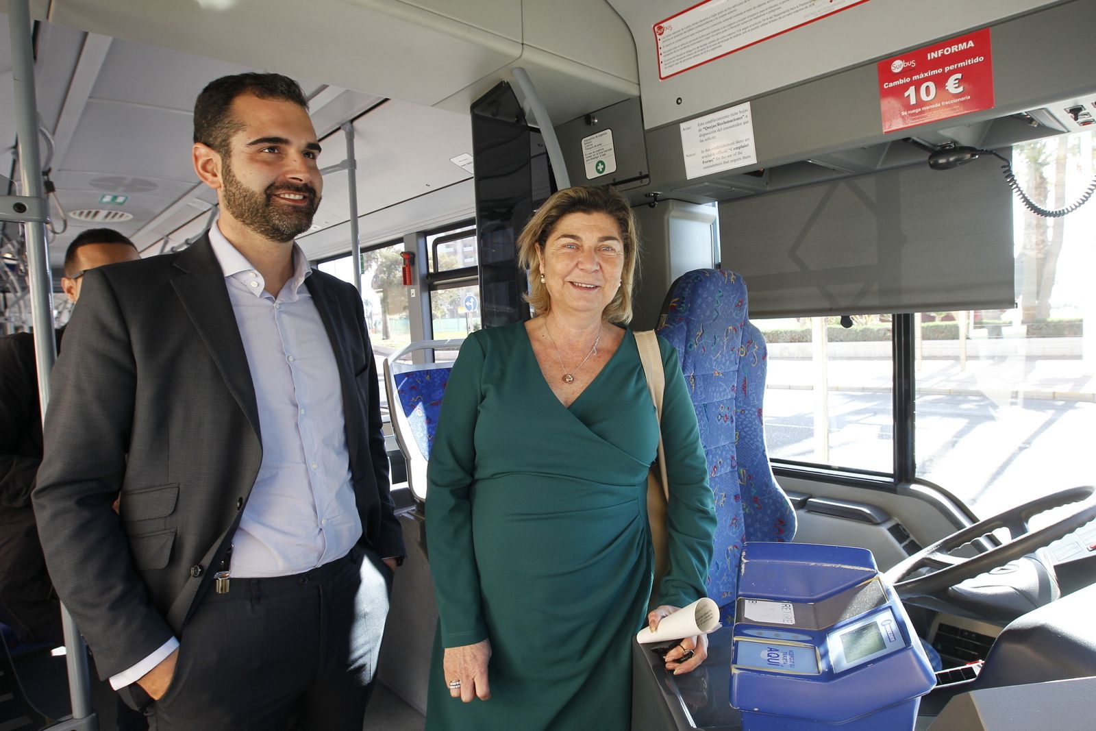 Rafaela Abad, concejal de Movilidad y Fernández Pacheco, alcalde, en el interior.                                                                                   de uno de los autobuses.