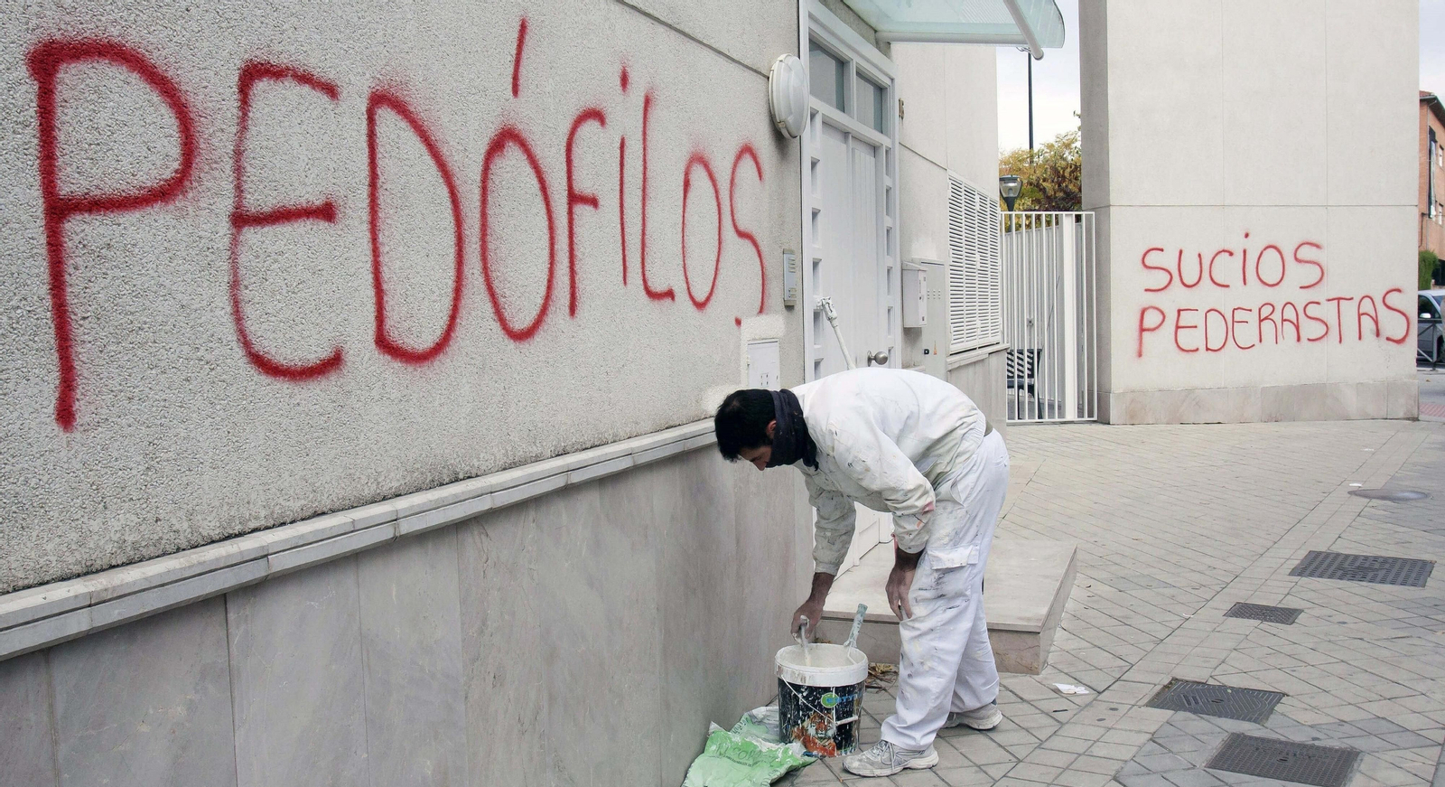 Un operario se dispone a borrar una pintada contra los pedófilos en una ciudad andaluza.