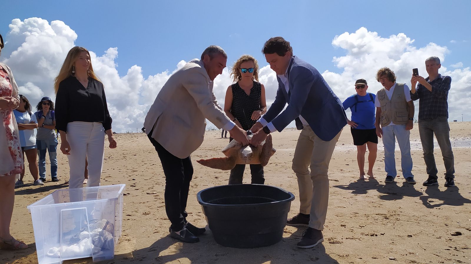 Suelta de tortugas marinas en la playa de Camposoto