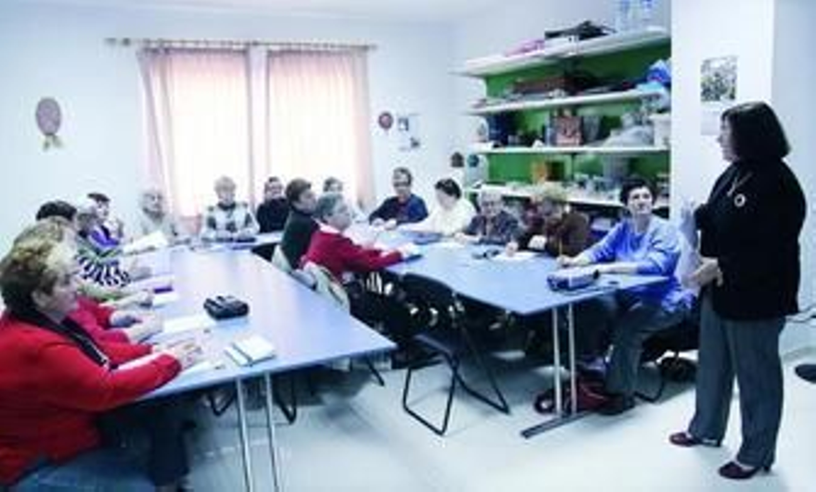 La psicóloga Mariló Ruiz explica a su grupo de Puerta Blanca las claves para seguir con los ejercicios mentales en casa.