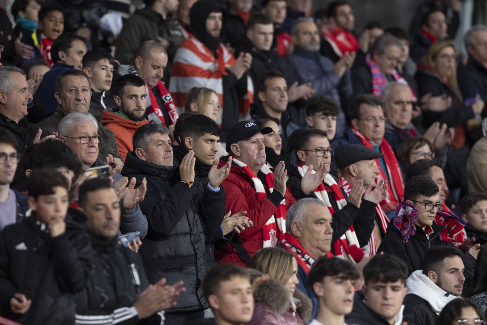 Encuéntrate en la grada de Los Cármenes en el Granada - Athletic Club