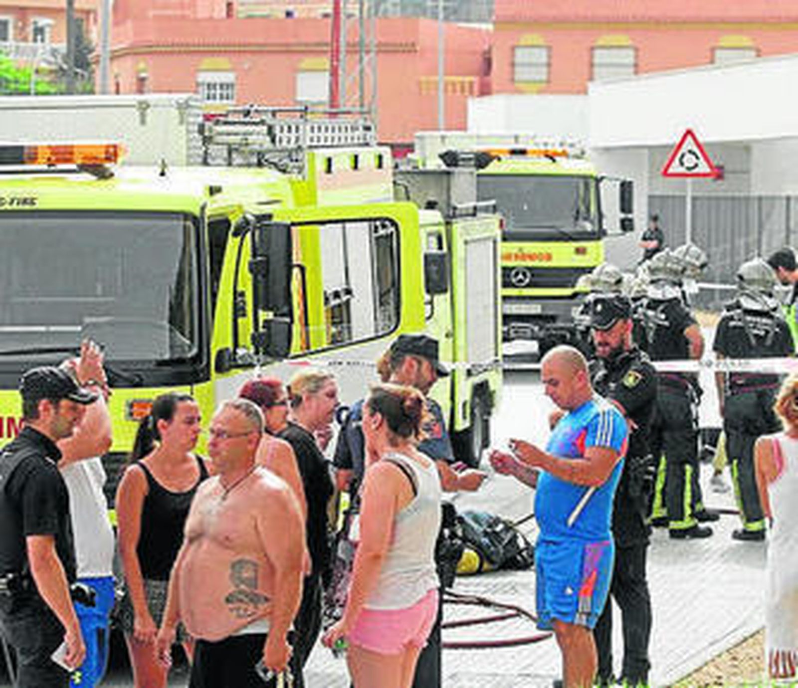 Bomberos y agentes de policía, junto a los vecinos.