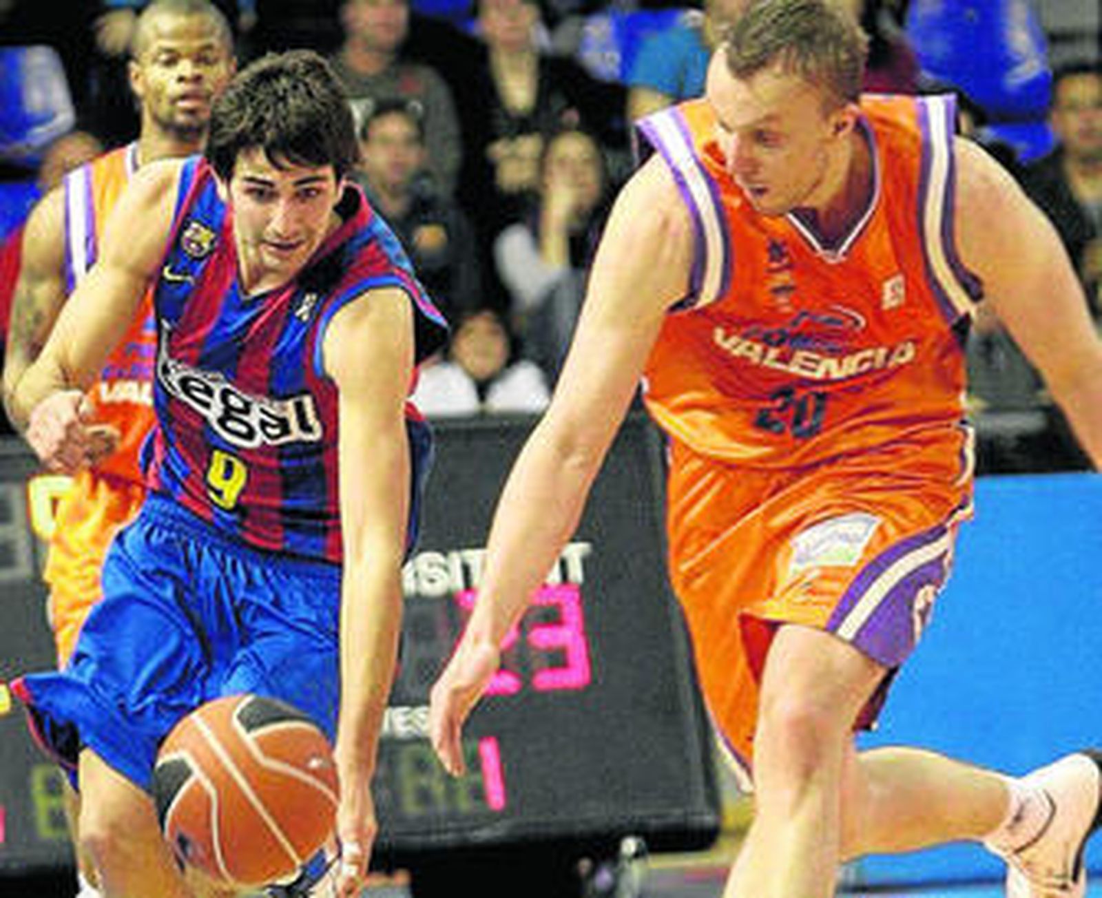 Ricky Rubio sale a la contra superando a Dusko Savanovic.