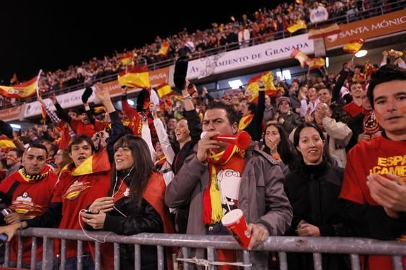 Los aficionados de la selección se volcaron con los jugadores en Granada.

Foto: Maria de la Cruz / Lucia Rivas
