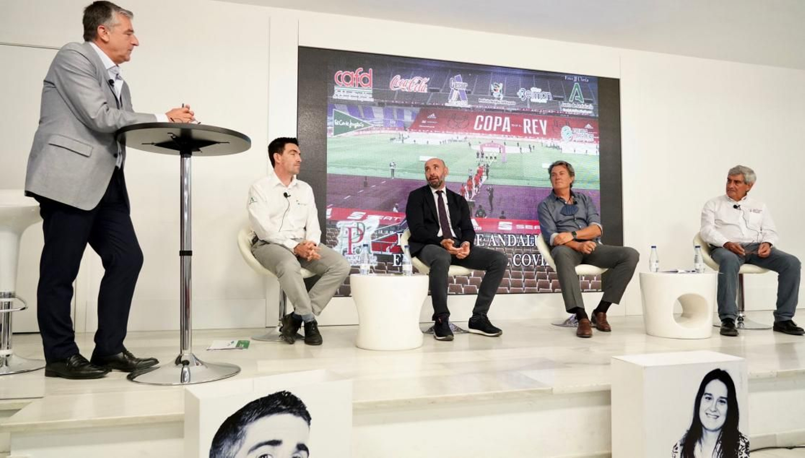 Monchi interviene en el foro de la prensa deportiva, con Paco Gamero de moderador.