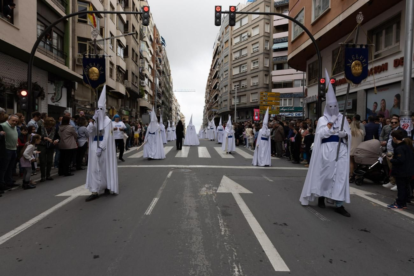 Los jiennenses se echan a la calle para presenciar la primera de las procesiones de la jornada: la Borriquilla (I)