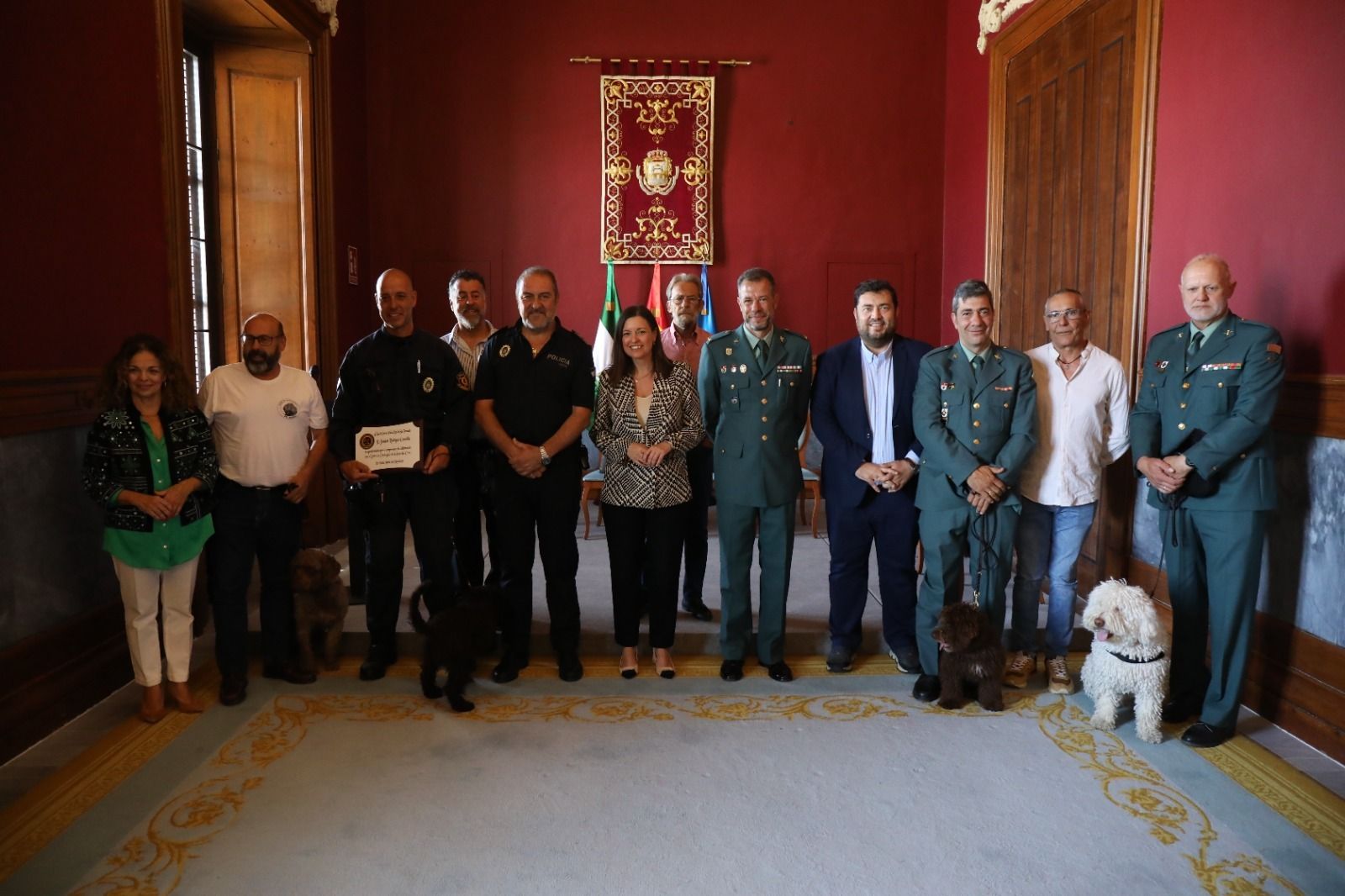 Las imágenes de la entrega del perro adiestrado Enzo a la Guardia Civil en San Fernando