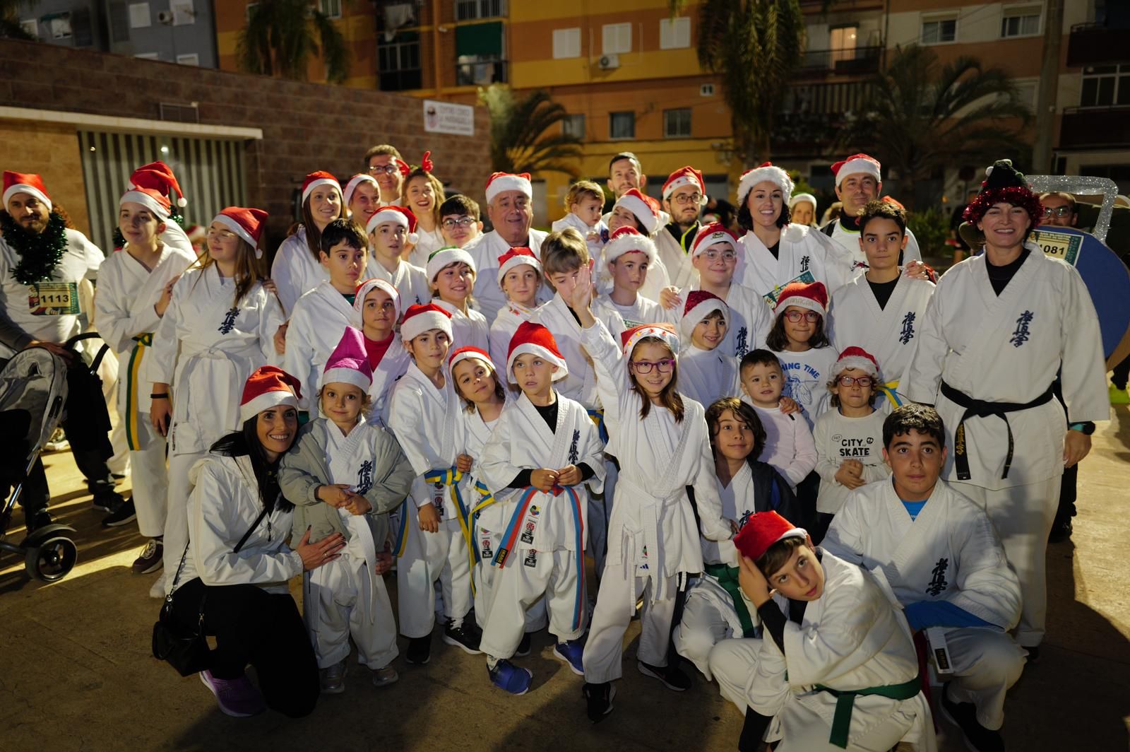 Trolls, coches de choque, bolsas de regalo o exploradores del Parque Jurásico: Así ha sido la San Silvestre de Motril