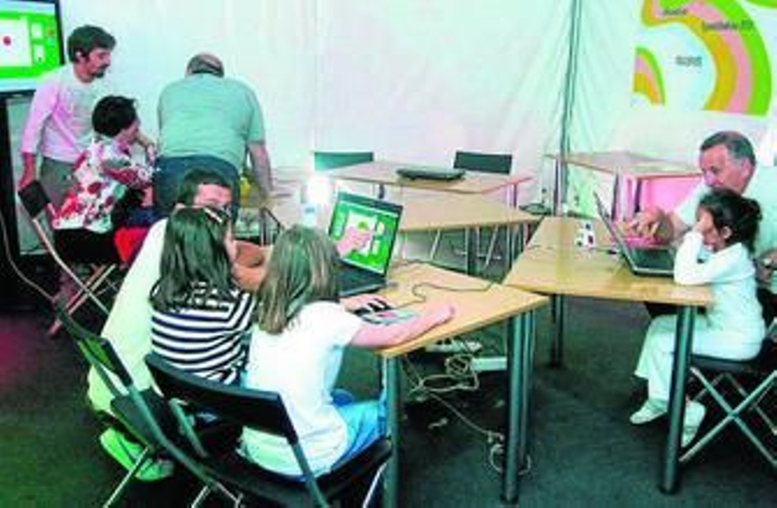 Imagen retrospectiva de unas jornadas sobre el uso de Internet. Imagen retrospectiva de unas jornadas sobre el uso de Internet.