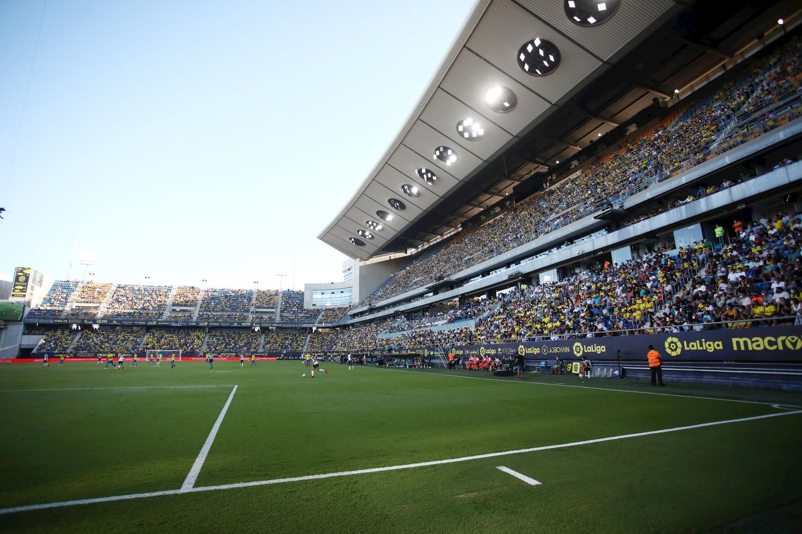 Imagen de la Tribuna y el Fondo Sur el día del Cádiz-Valencia.