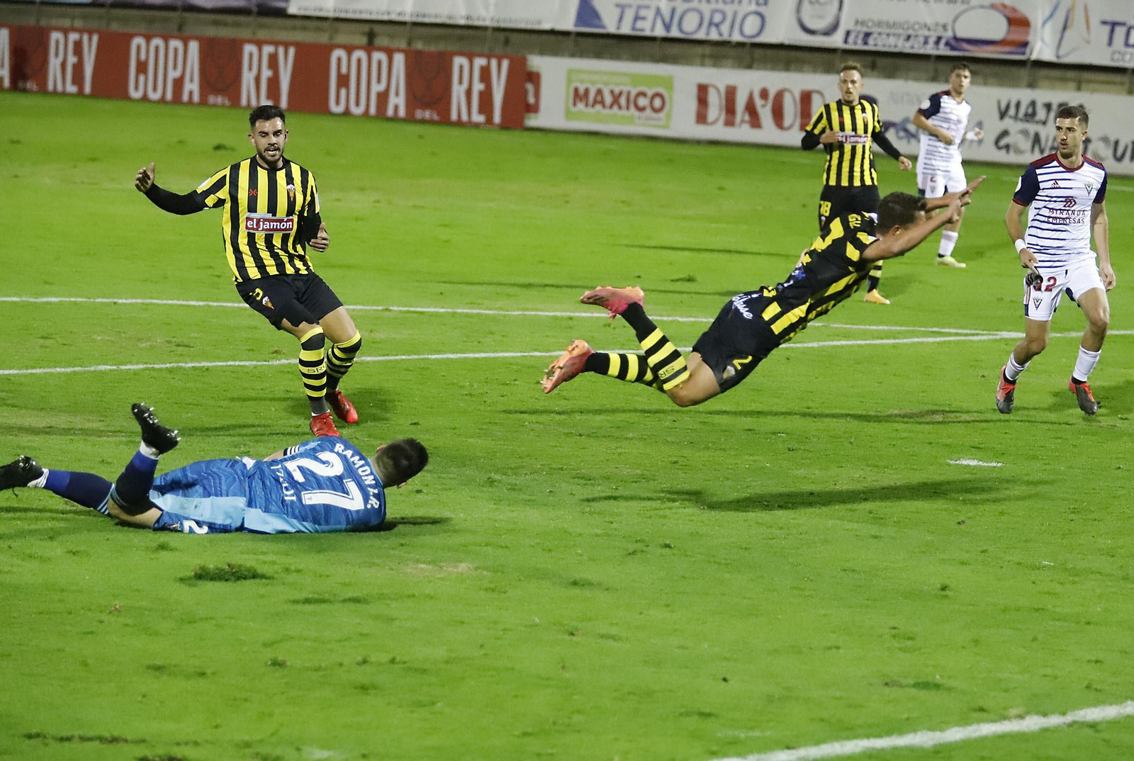 Imágenes del encuentro de Copa del Rey entre el San Roque de Lepe y el Mirandés