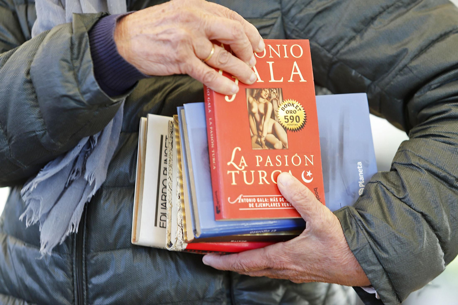 Imágenes del mercadillo solidario de Ayre en Huelva