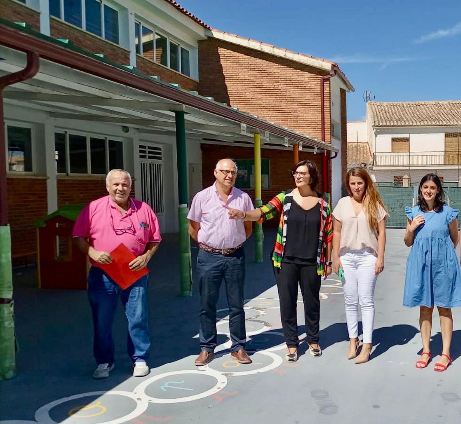 Imagen de la visita al colegio de Caniles en el que se realiza la intervención
