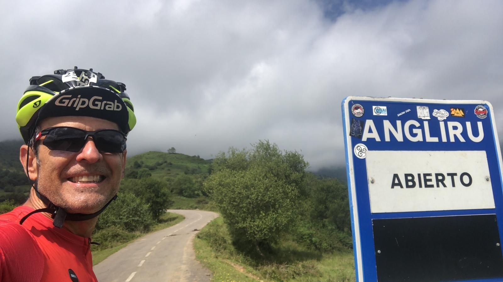 Antonio, en el comienzo del Angliru, con el característico cielo plomizo asturiano.