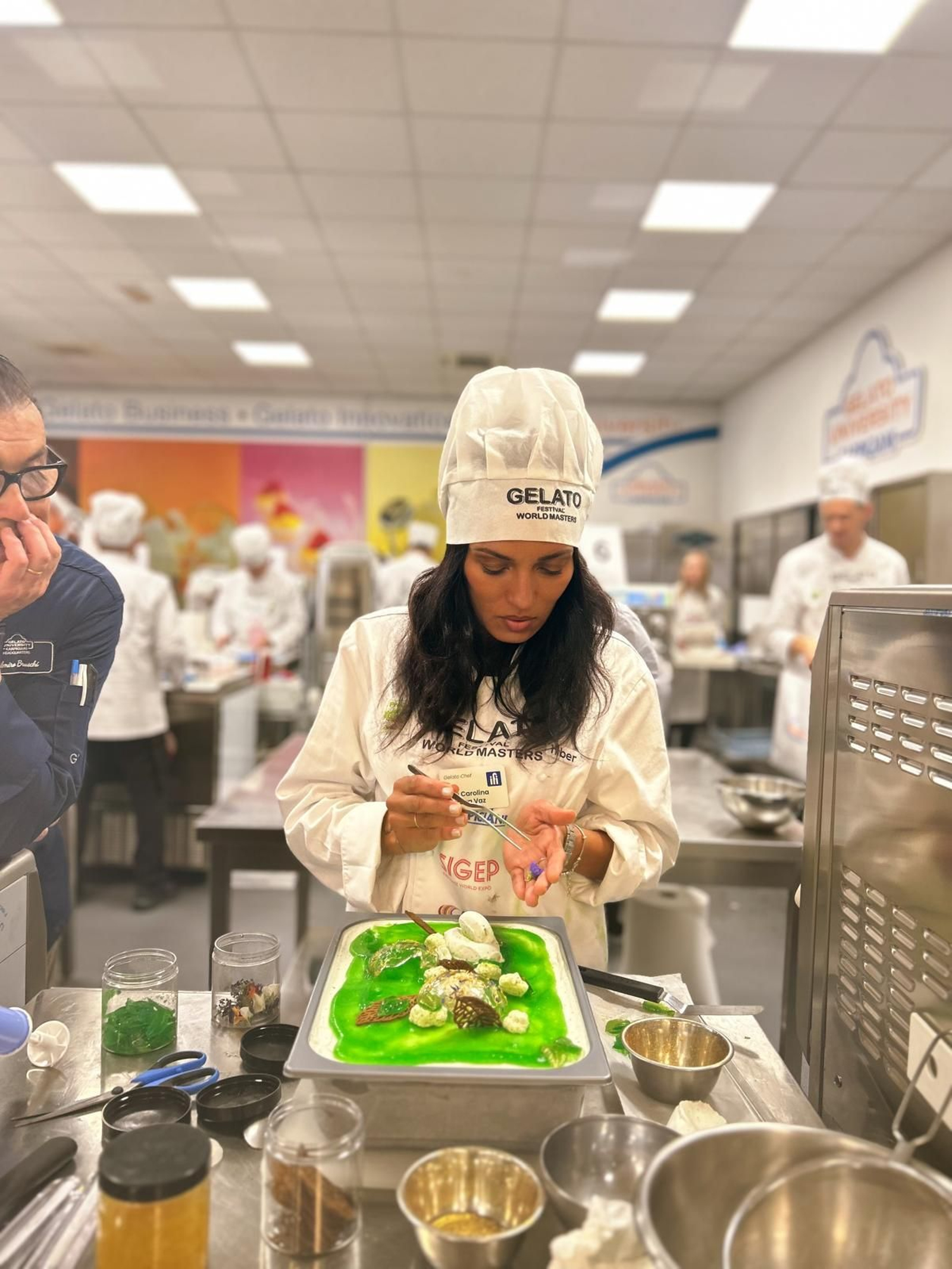 Carolina Ferreira, preparando su helado en la final.