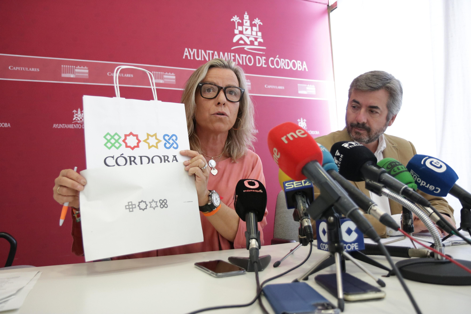 Los ediles Isabel Albás y Miguel Ángel Torrico dan cuenta de la Junta de Gobierno Local.