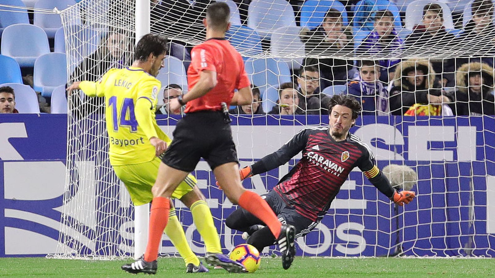 Instante en el que Lekic remata para marcar en La Romareda.