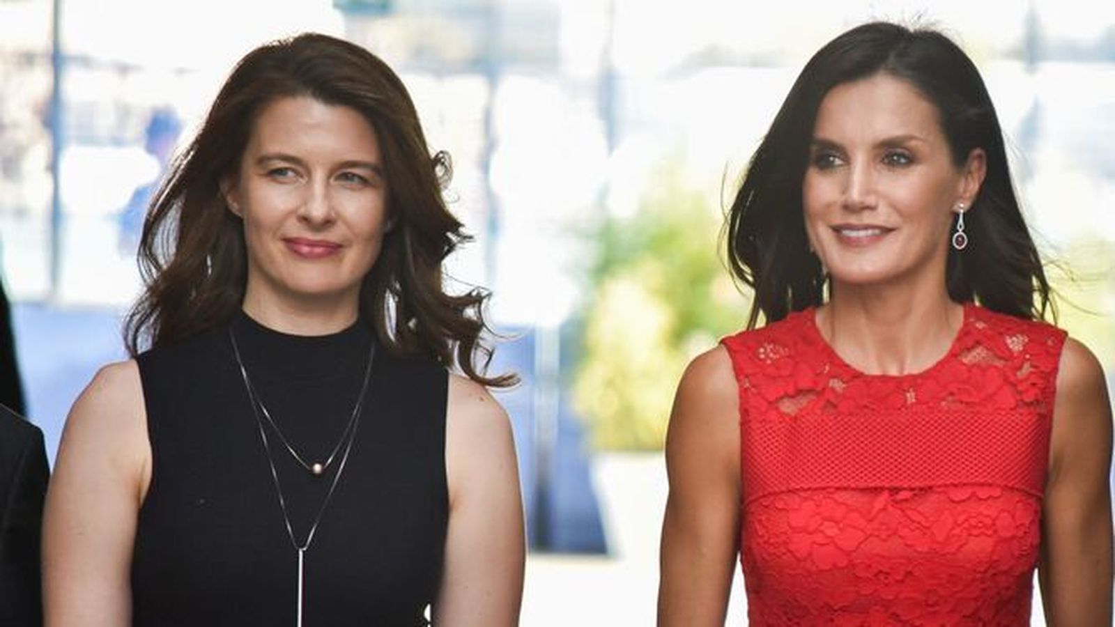 La reina Letizia, junto a su nueva secretaria, María Dolores Ocaña, en un acto en Valencia.