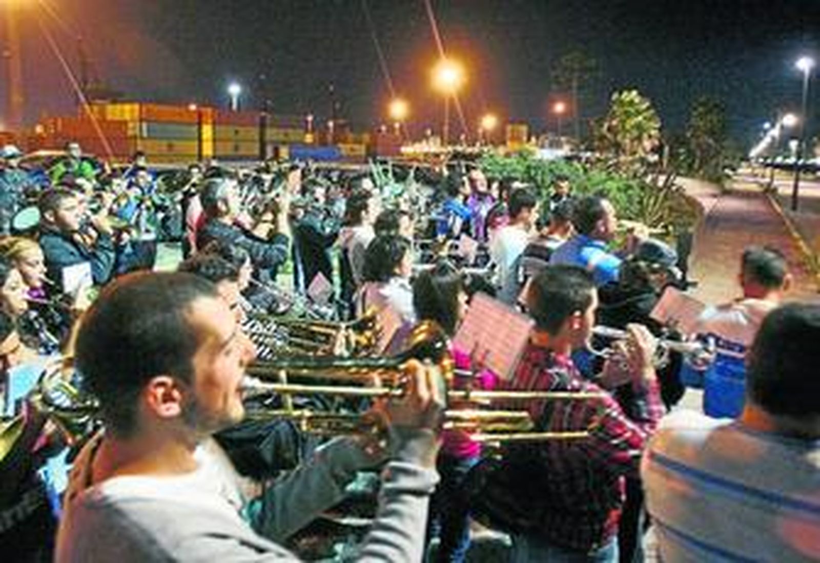 La banda del Rosario durante el ensayo que realizó anoche en la punta de San Felipe.
