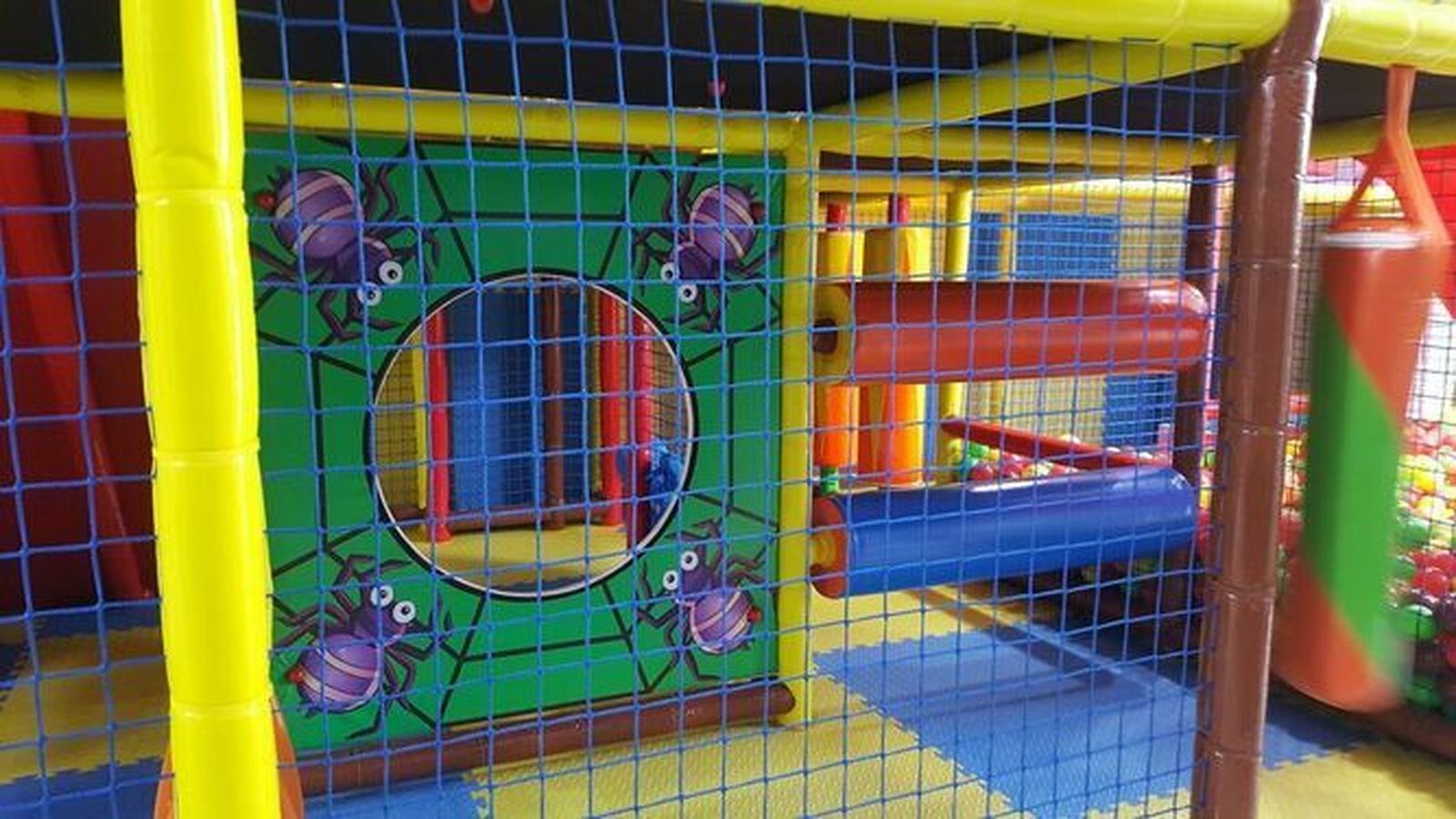 Un centro de ocio infantil, con parque de bolas, que la orden de la Junta no permite abrir de momento.