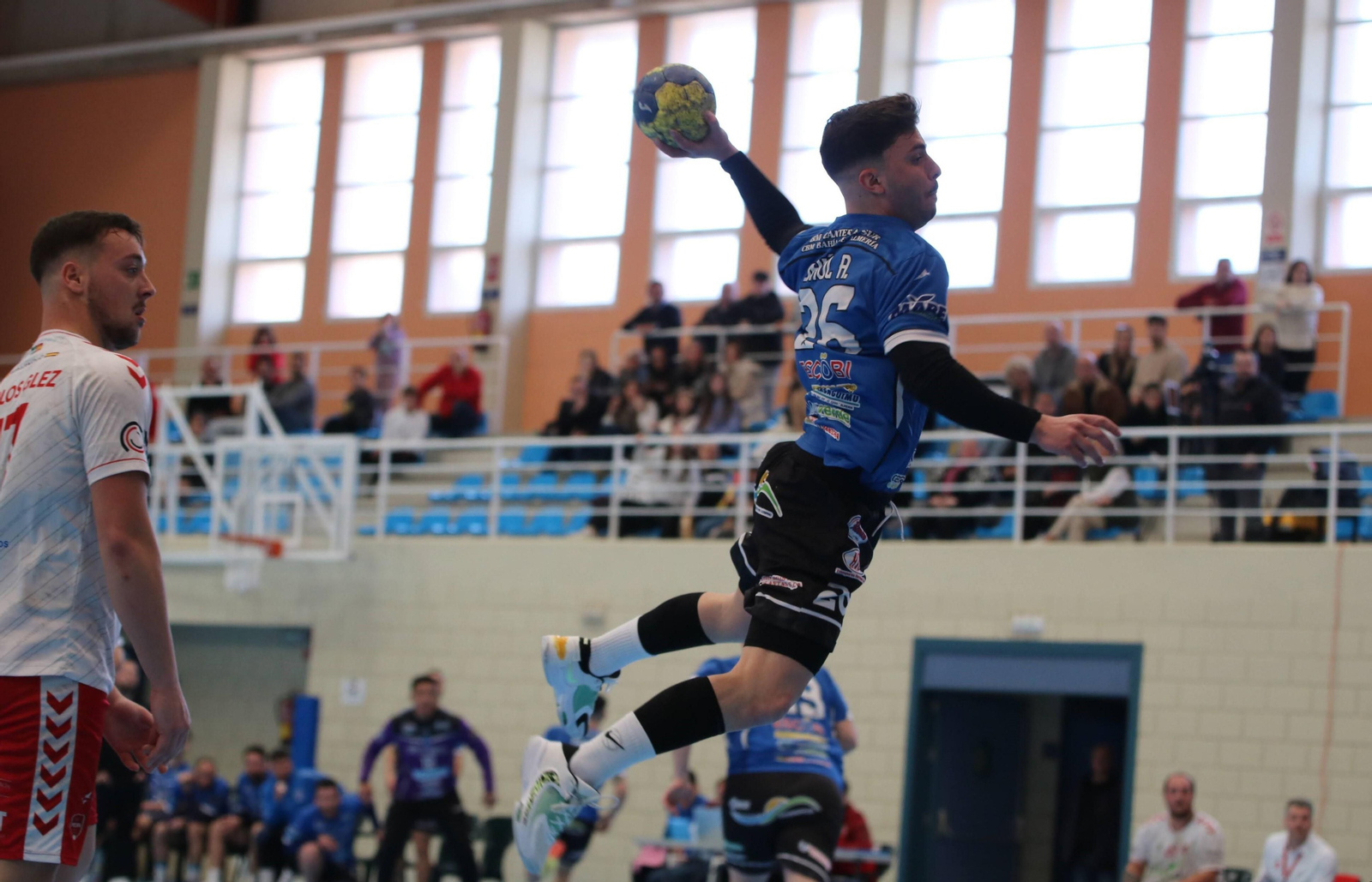 Un jugador del. Cantera Sur Bahía de Almería ejecuta un disparo durante el partido de la pasada jornada.