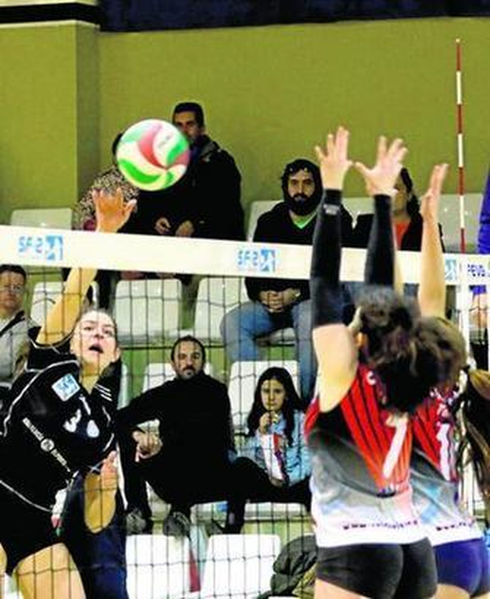 Una jugadora del Universidad intenta el remate en un duelo anterior.