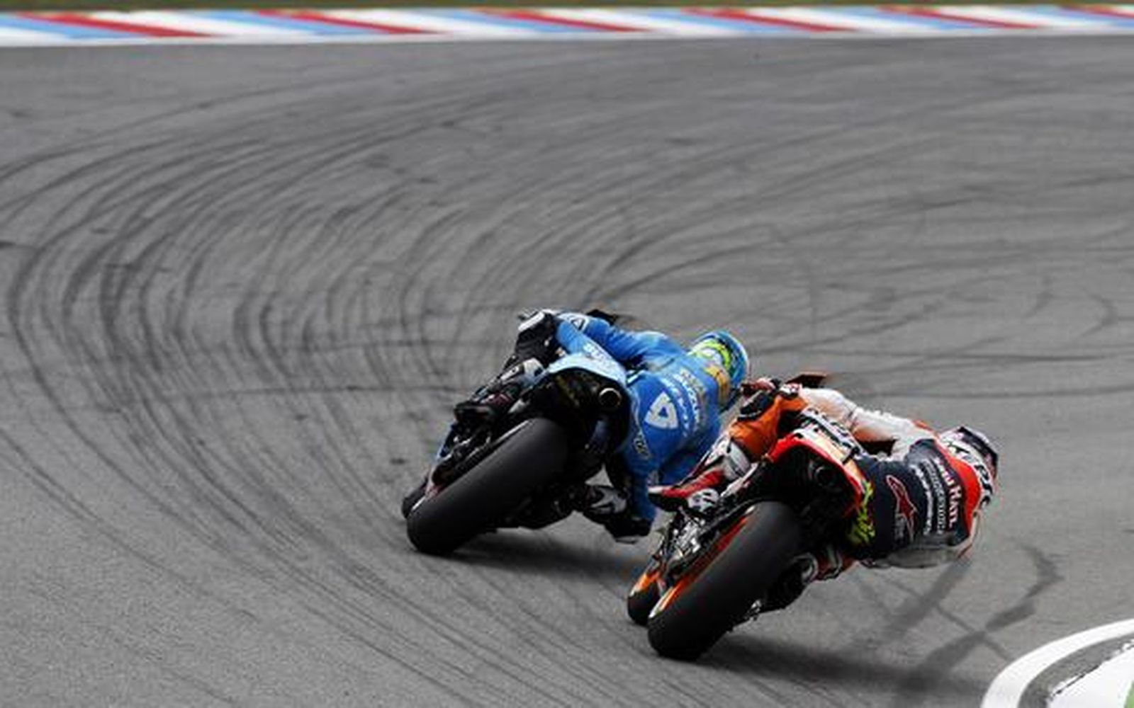 Stoner vence en Brno y acrecienta su ventaja al frente del Mundial. / Reuters