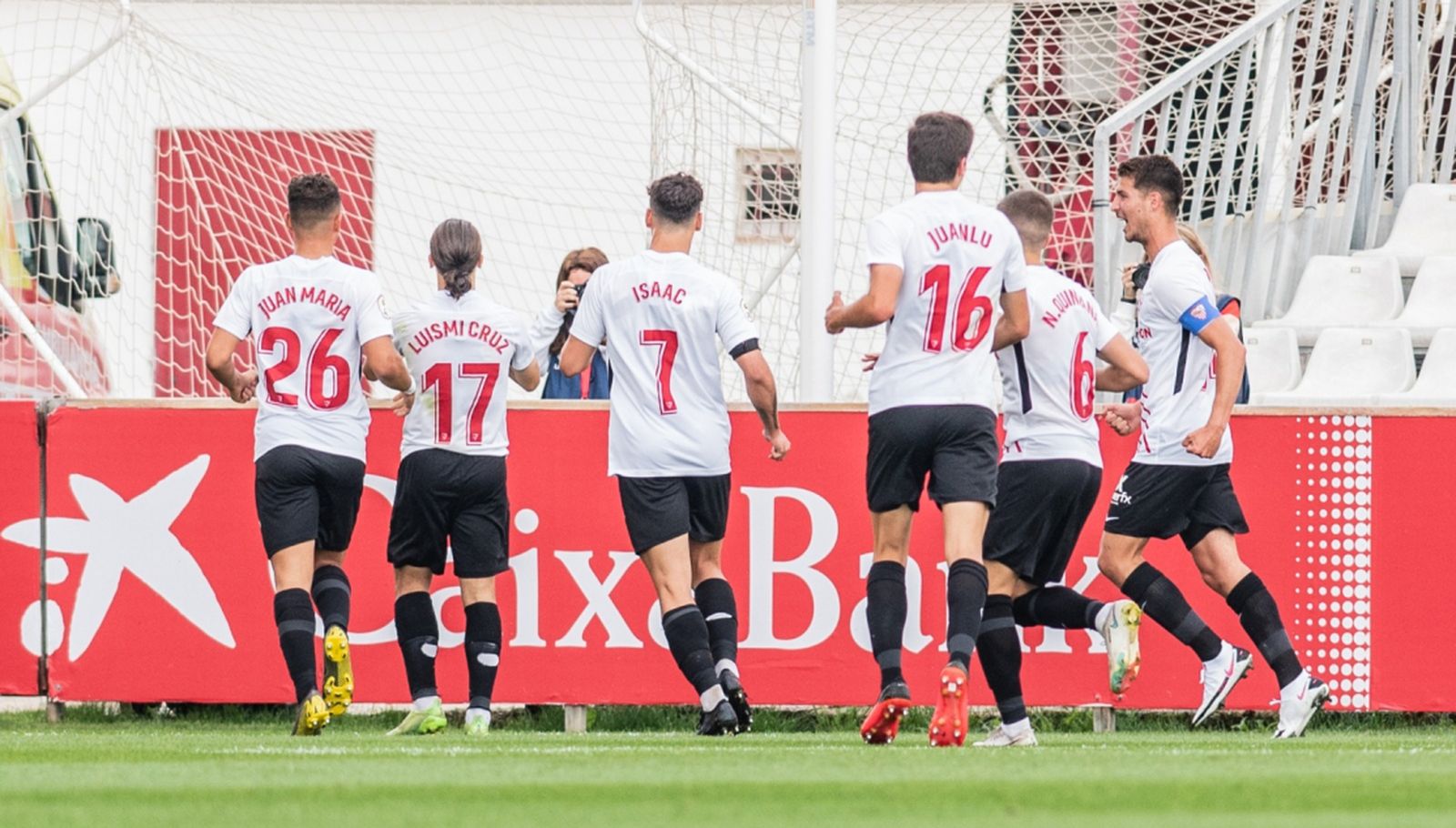 Los futbolistas del Sevilla Atlético celebran un gol de Luismi Cruz.