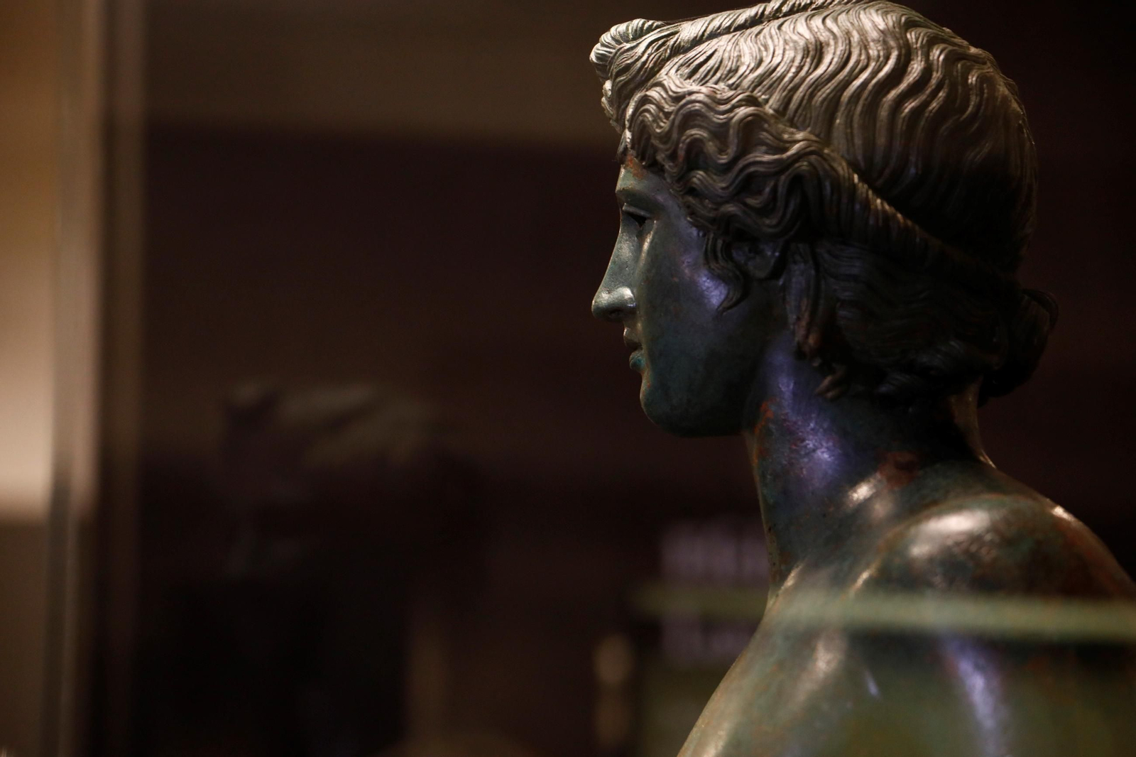 Los efebos de Pedro Abad ya lucen en el Museo Arqueológico de Córdoba, en imágenes