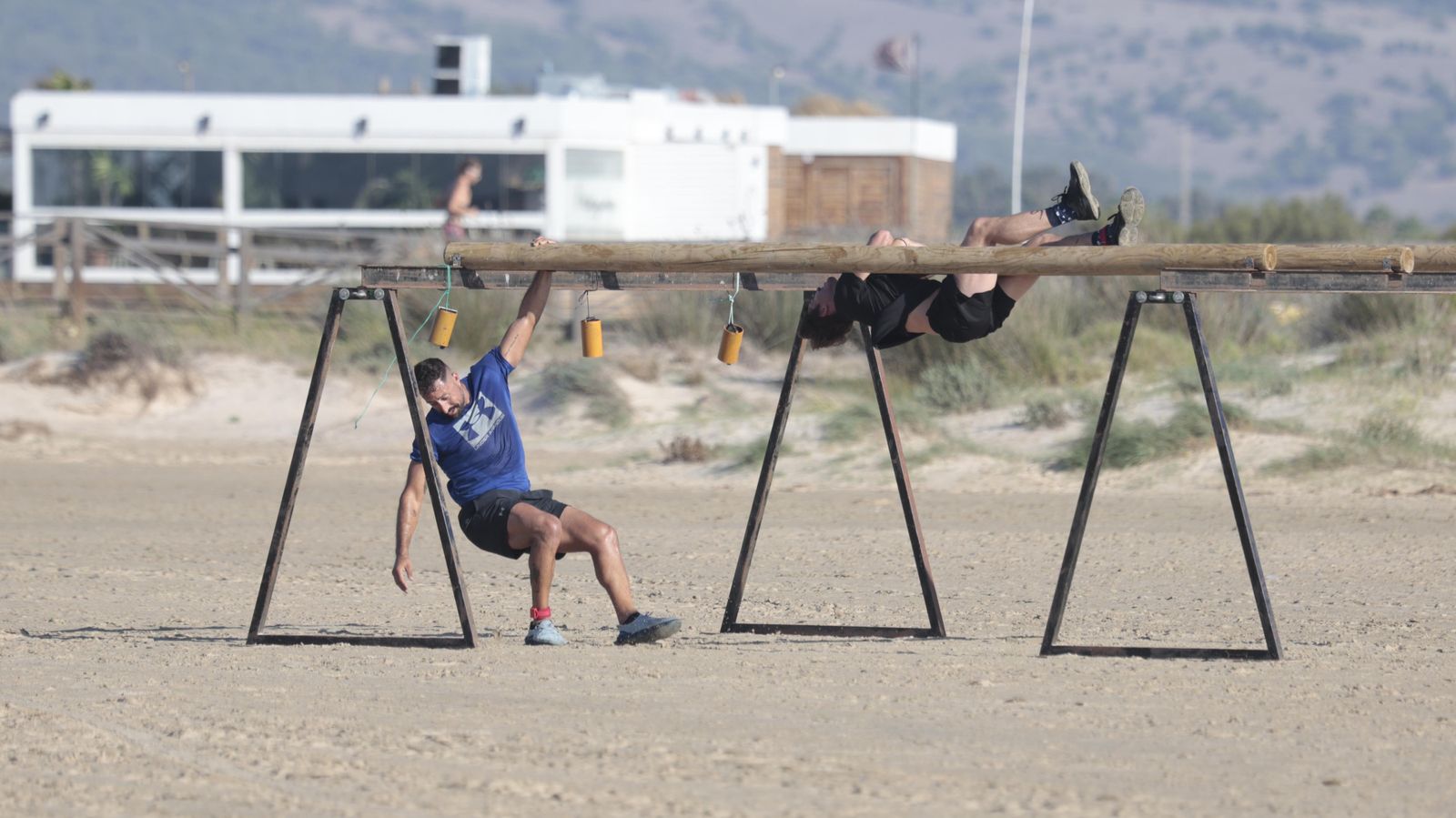 Carrera de obstáculos Adrenaline Race, en la playa de los Lances, en imágenes