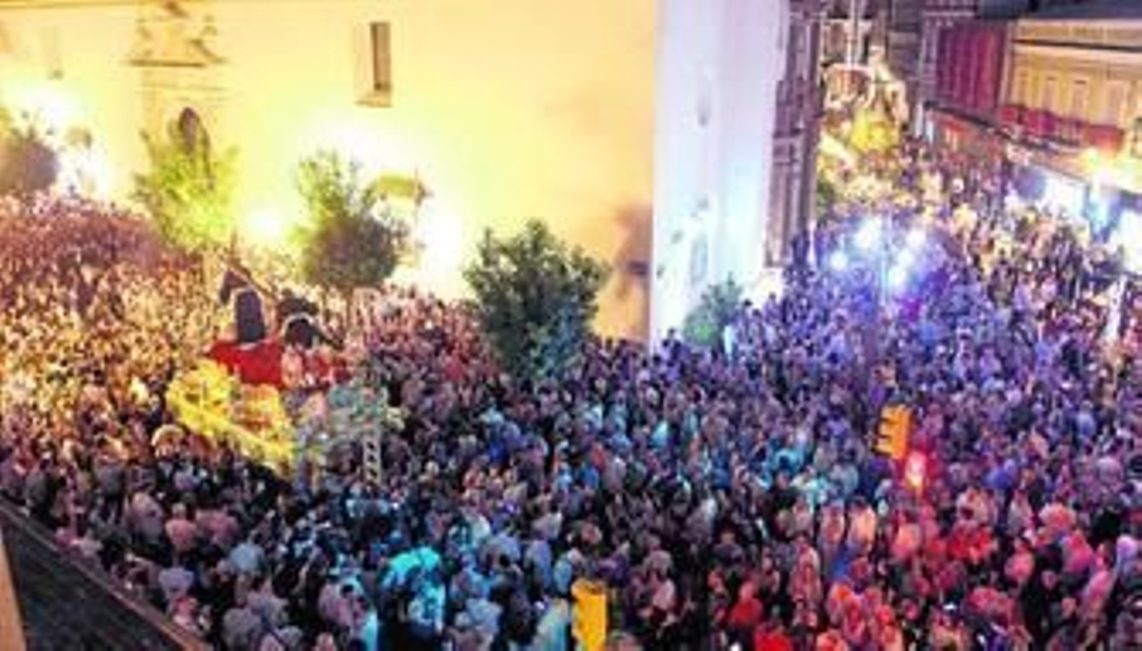 El paso del Nazareno se dirige, ya de recogida, a la iglesia de la Concepción, rodeado de numerosas personas, mientras que por la calle Concepción llega la Soledad.