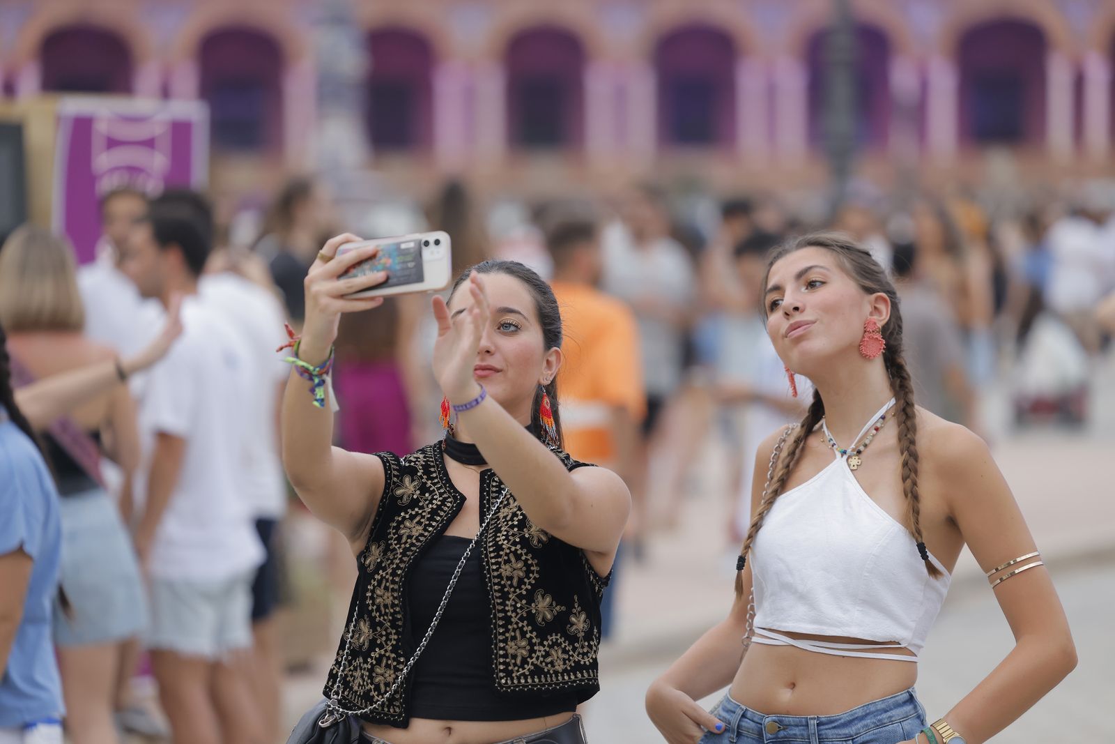 Búscate en las fotos del concierto de Bizarrap