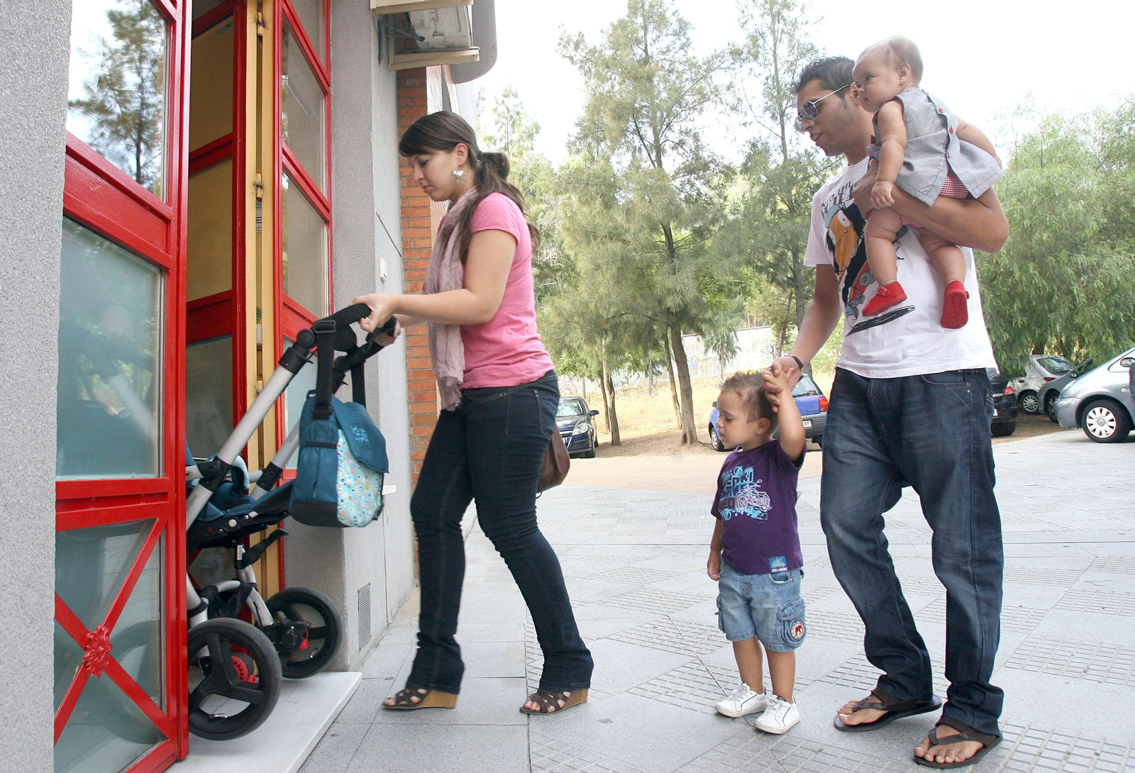 Una familia llega a una guardería.