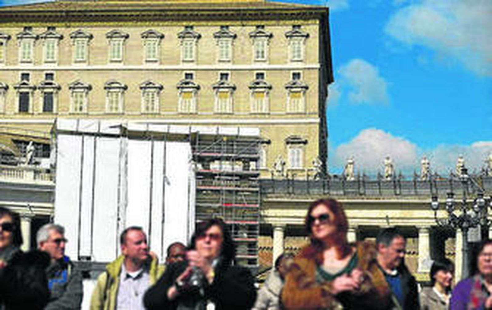 Un grupo de turistas, ayer, por la plaza de San Pedro.